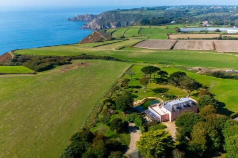 6 bedroom detached house for sale