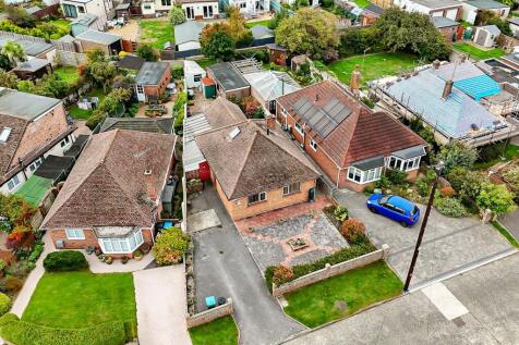 2 bedroom detached bungalow for sale