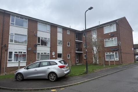 57 Sandringham Court, Slough... 2 bed flat for sale