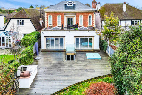 6 bedroom detached house for sale