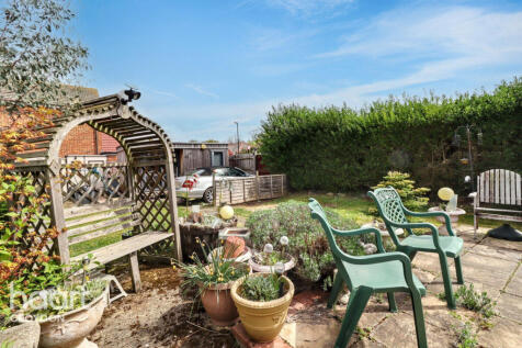 Gladeside, Croydon 2 bed detached bungalow for sale