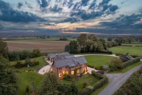 6 bedroom detached house for sale