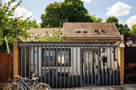 2 bedroom detached house for sale