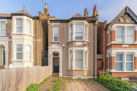 Queens Road, Leytonstone E11 2 bed flat for sale