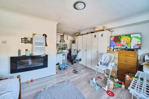Studio flat for sale