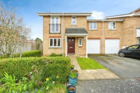 4 bedroom end of terrace house for sale