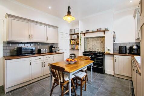 4 bedroom end of terrace house for sale