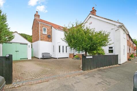 4 bedroom end of terrace house for sale