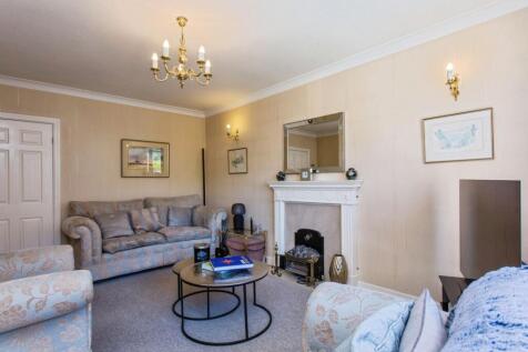 3 bedroom link detached house for sale