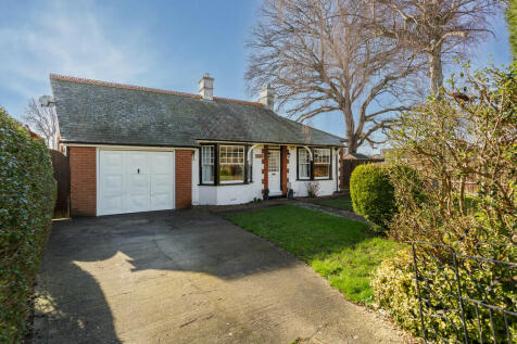 Avenue Road, Hayling Island PO11 3 bed detached bungalow for sale