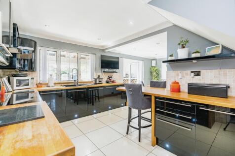 5 bedroom semi-detached house for sale