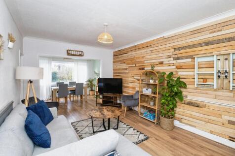 2 bedroom maisonette for sale