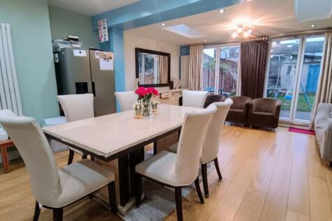 4 bedroom end of terrace house for sale