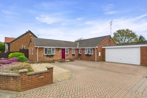 Bletchley Road, Newton Longville, MK17 4 bed detached bungalow for sale