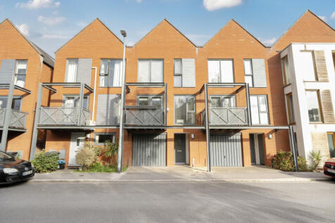 3 bedroom town house for sale