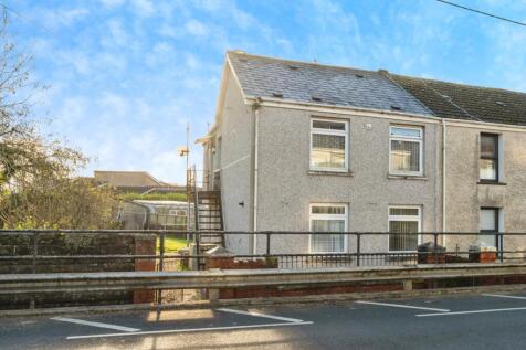 4 bedroom end of terrace house for sale