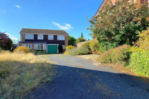 Bridgnorth Road, Wollaston... 3 bed semi