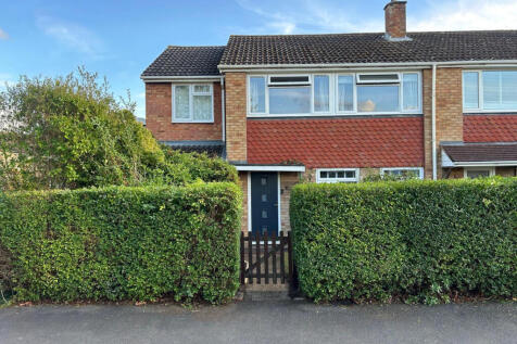 4 bedroom end of terrace house for sale