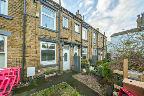 Roker Lane, Pudsey, West Yorkshire, LS28 3 bed terraced house for sale