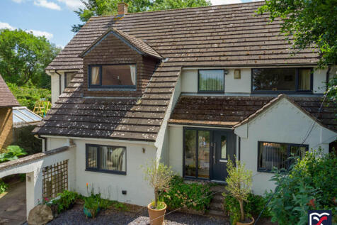 6 bedroom detached house for sale