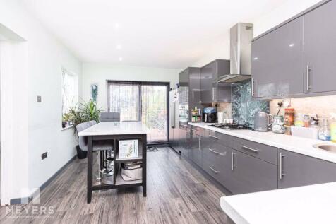 The Grove, Christchurch, BH23 4 bed apartment for sale