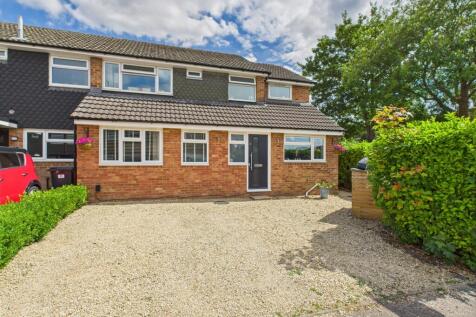 Middle Way, Chinnor, Oxfordshire... 4 bed end of terrace house for sale