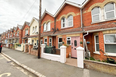 East Cowes, Isle of Wight 3 bed terraced house for sale