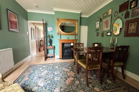 East Cowes, Isle of Wight 3 bed terraced house for sale