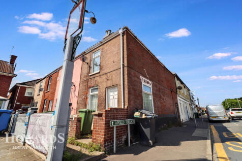 Apollo Terrace, Great Yarmouth 2 bed end of terrace house for sale