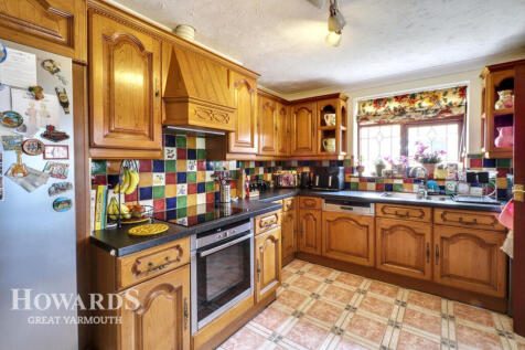 Common Road, Hemsby 4 bed detached bungalow for sale