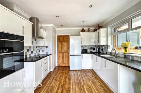 Beccles Road, Bradwell 3 bed detached bungalow for sale