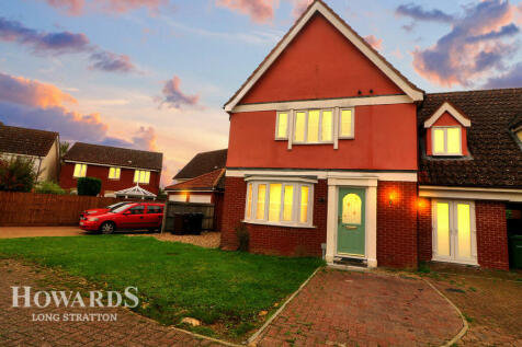 4 bedroom link detached house for sale