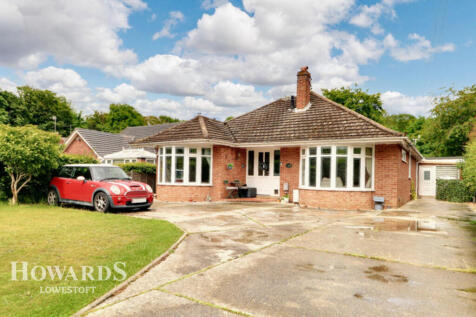 Yarmouth Road, Lowestoft 4 bed detached bungalow for sale