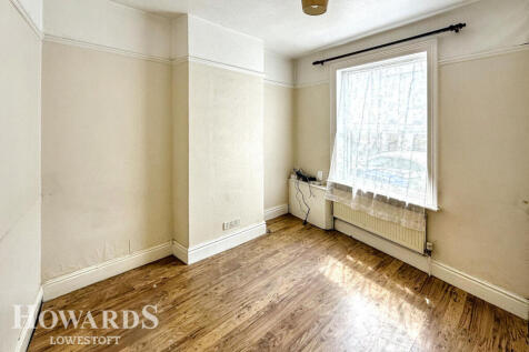 Love Road, Lowestoft 3 bed terraced house for sale