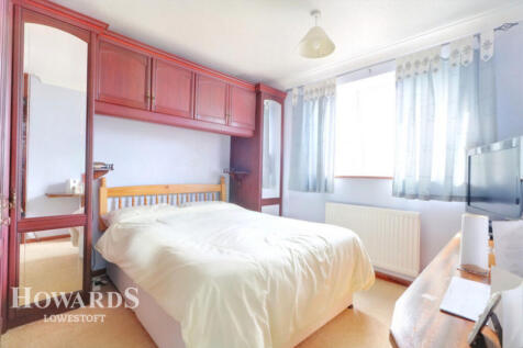 Cotswold Way, Lowestoft 3 bed detached house for sale