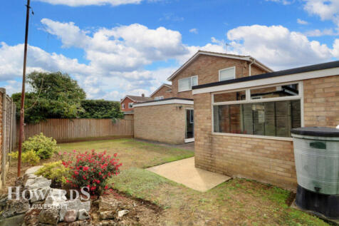 Cotswold Way, Lowestoft 3 bed detached house for sale