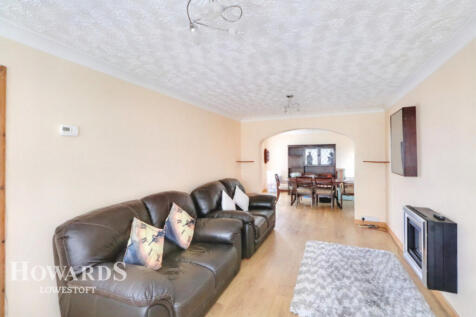 Cotswold Way, Lowestoft 3 bed detached house for sale