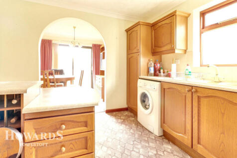 Crestview Drive, Lowestoft 2 bed detached bungalow for sale