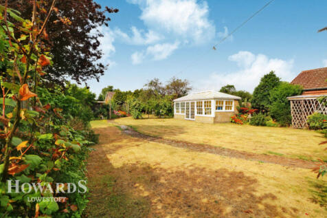 Yarmouth Road, Lowestoft 4 bed detached bungalow for sale
