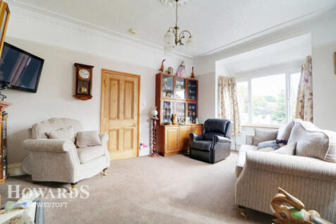 Yarmouth Road, Lowestoft 4 bed detached bungalow for sale