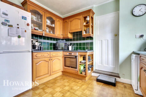 2 bedroom semi-detached bungalow for sale
