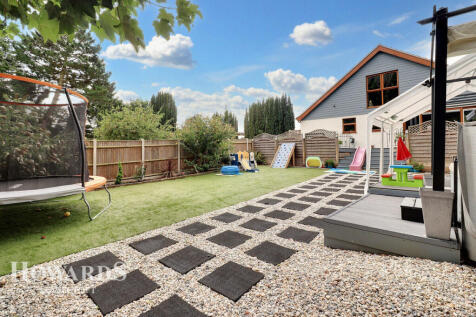 Chestnut Avenue, Oulton Broad 6 bed detached bungalow for sale