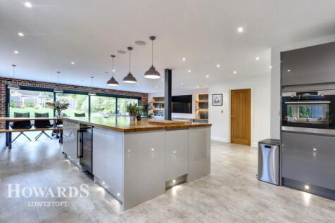 Chestnut Avenue, Lowestoft 6 bed chalet for sale