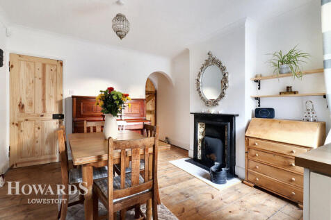 Sycamore Avenue, Lowestoft 3 bed terraced house for sale