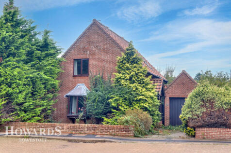 Badgers Holt, Lowestoft 3 bed detached house for sale