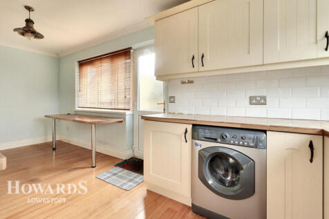 Allen Road, Lowestoft 3 bed detached bungalow for sale