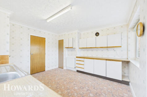 Clovelly Rise, Lowestoft 2 bed detached bungalow for sale