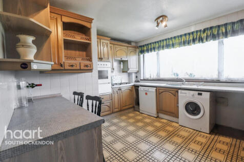 High Street, Aveley 2 bed maisonette for sale