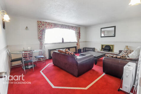 High Street, Aveley 2 bed maisonette for sale