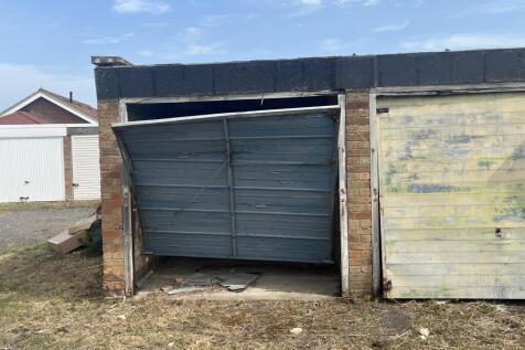 Garage, Ballinghall Close, Bedford... Garage for sale